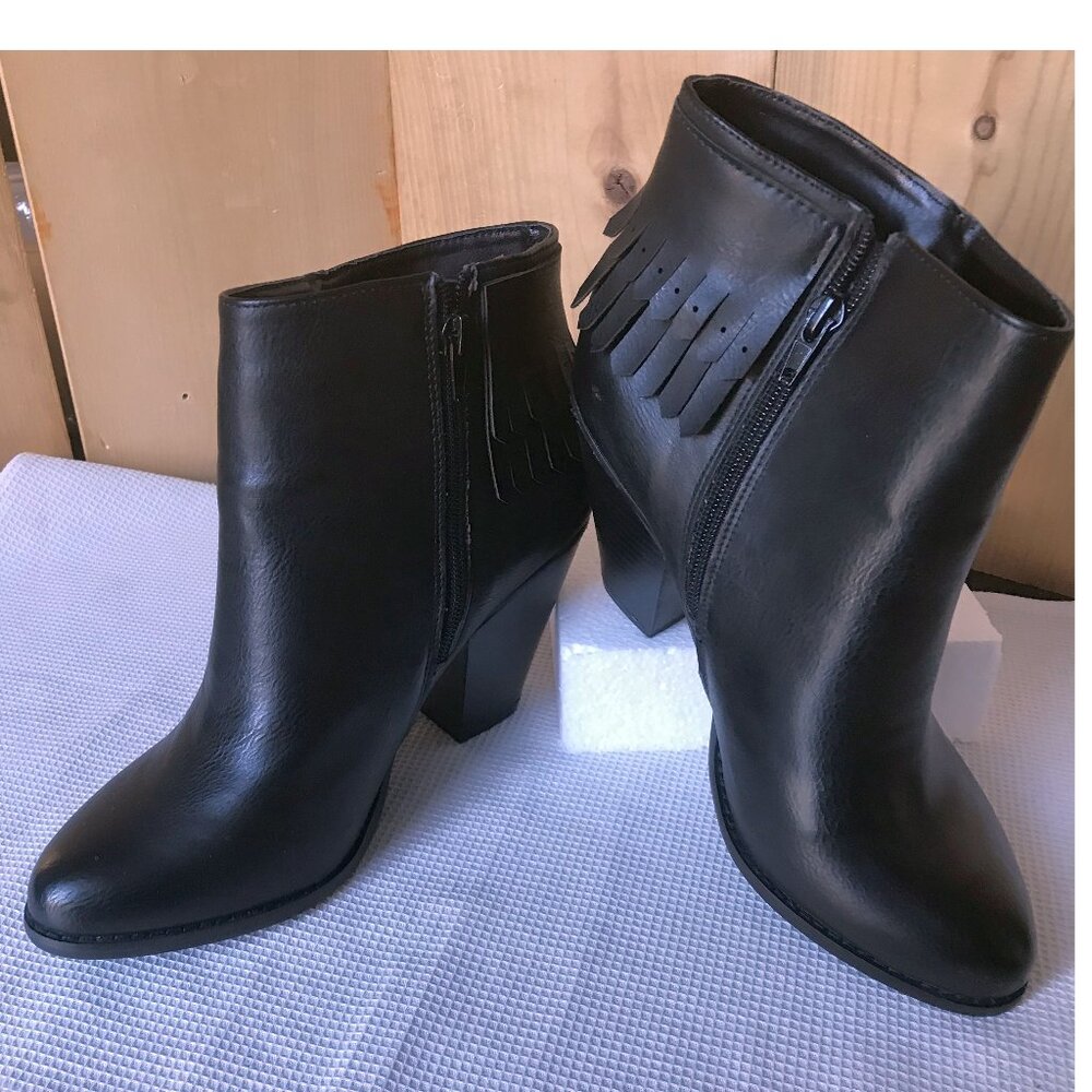 Dolce by Mojo Moxy Black Fringed Boot Booties, Size 8